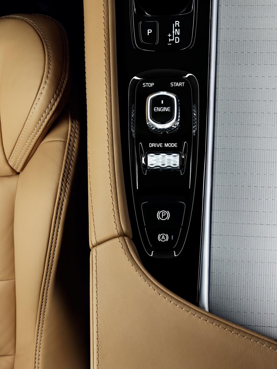  Volvo XC90 T6 AWD First Edition 2014 года  (фото 28 из 38)